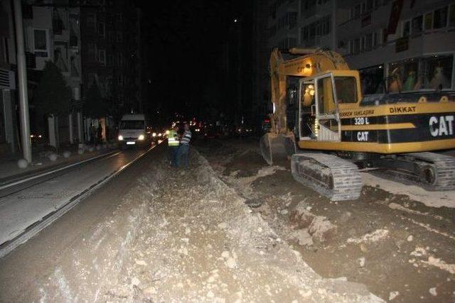 Altıparmak'ta Asfalt Çalışmalarına Gece Mesaisi