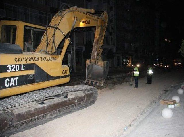 Altıparmak'ta Asfalt Çalışmalarına Gece Mesaisi