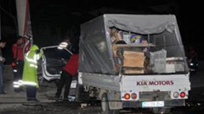 Lastiği patlayan kamyonet direğe &ccedil;arptı: 1 &ouml;l&uuml;