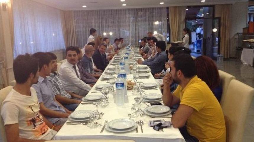 Milletvekili &Uuml;st&uuml;n, Doğu T&uuml;rkistan&rsquo;dan Gelen Misafirlere Tbmm'de İftar Verdi