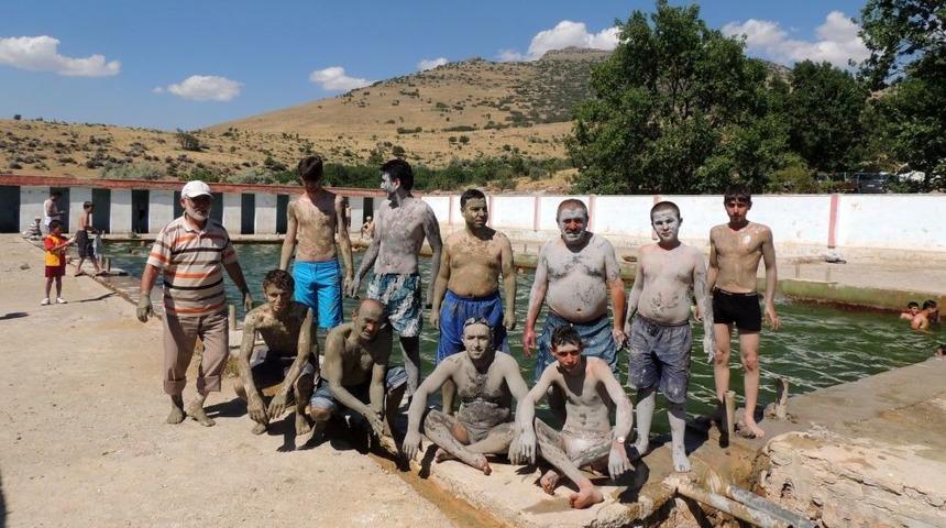 Zile, Acı Suya Girmek Isteyenlerin Akınına Uğruyor