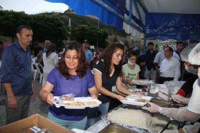 İzmit Kent-2 Sakinleri Hep Beraber İftar Yaptı