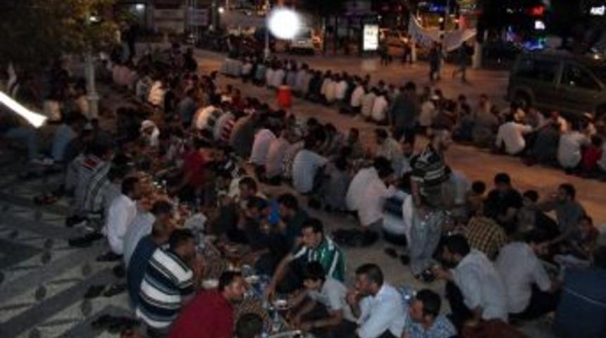 Şehitler &Acirc;bidesi&rsquo;nde İftar