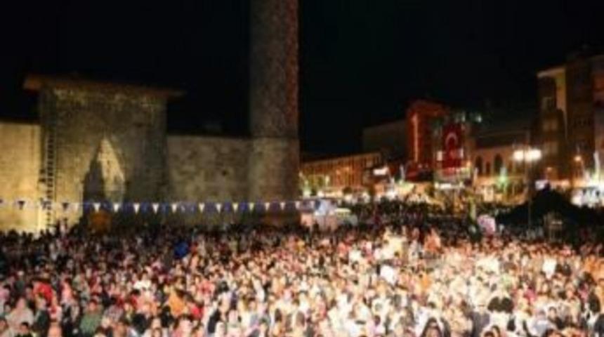 Ramazan Etkinliklerini İzlemeye Gelen Vatandaş, Bilin&ccedil;sizce Halkın İ&ccedil;erisinde Dolaştırılan K&ouml;peklerden Şikayet&ccedil;i