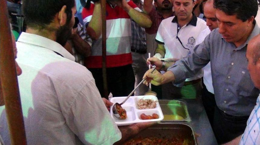Mardin Valisi Cengiz, Iftar &Ccedil;adırında Yemek Dağıttı, Vatandaşlarla Iftar A&ccedil;tı