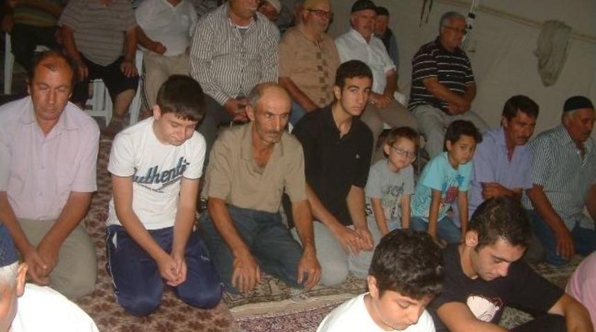 Burhaniye&rsquo;de Yazlık&ccedil;ılar 3 Yıldır &Ccedil;adırda Teravih Kılıyor