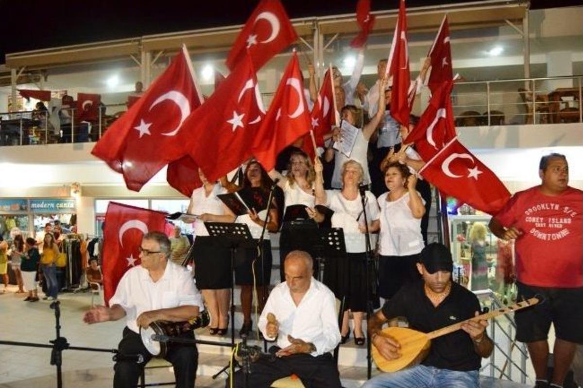 K&uuml;&ccedil;&uuml;kk&ouml;y Belediyesi T&uuml;rk Halk M&uuml;ziği Korosu Konser Verdi