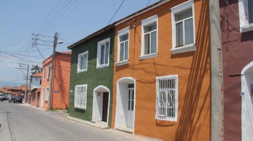 Burhaniye&rsquo;de Sokaklar Renkleniyor
