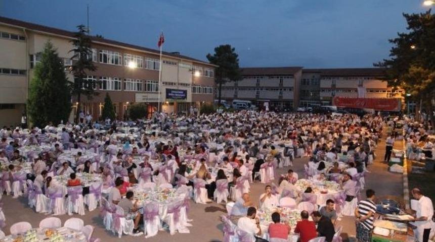 Arifiye Meydanı'nda İftar Var