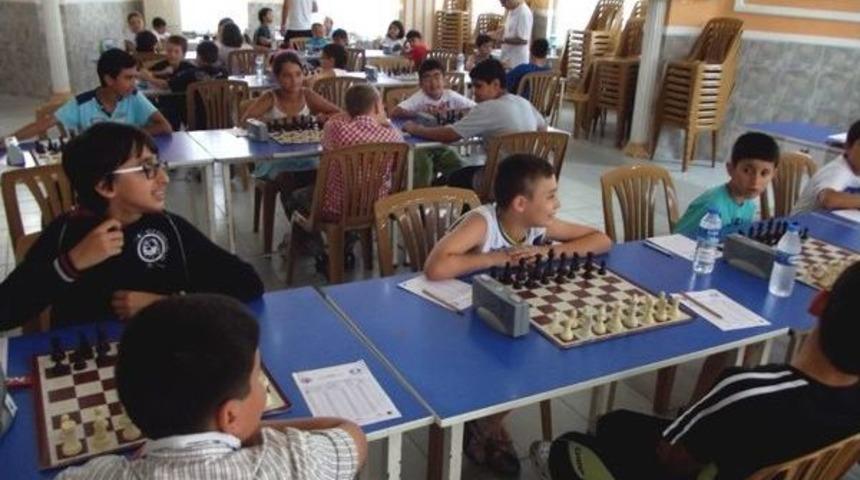 Dereceye Girenler Altınla &Ouml;d&uuml;llendirildi