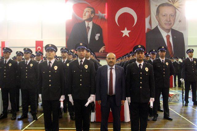Bitlis'te 382 polis adayı, yemin ederek diploma aldı