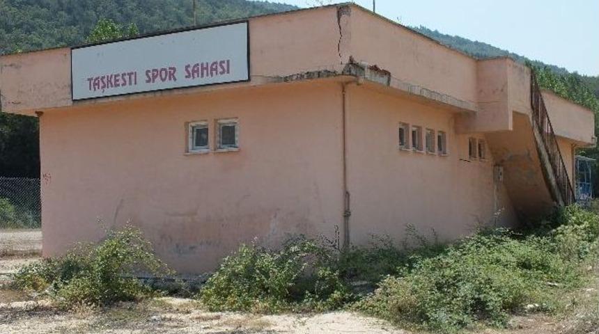 Mudurnu&rsquo;daki Spor Sahasının İ&ccedil;ler Acısı Hali