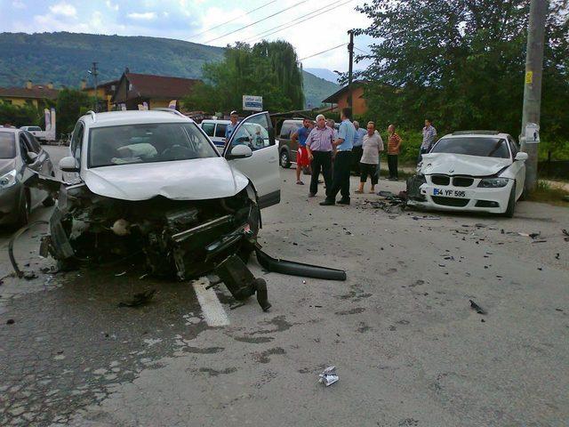 Sapanca'da Trafik Kazası: 2 Yaralı