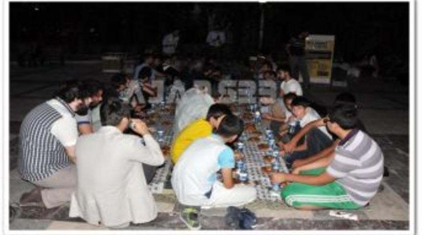 Su, Simit ve Hurma ile &ldquo;&Uuml;mmet İftarı&rdquo;