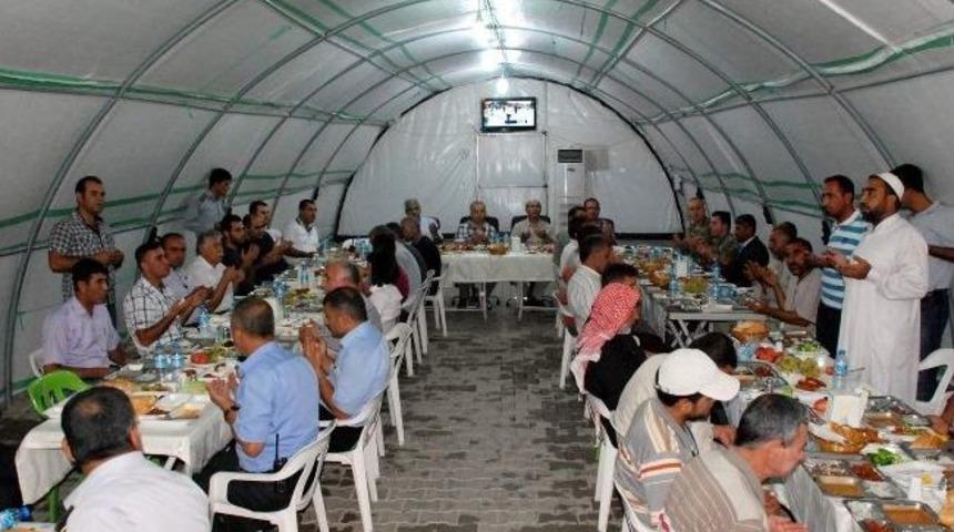 Vali Demirtaş, &Ccedil;adırkentte Suriyelilerle İftar Yaptı