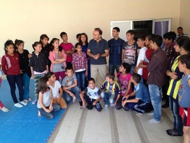 Gen&ccedil; Atletlere S&uuml;rpriz Ziyaret 1