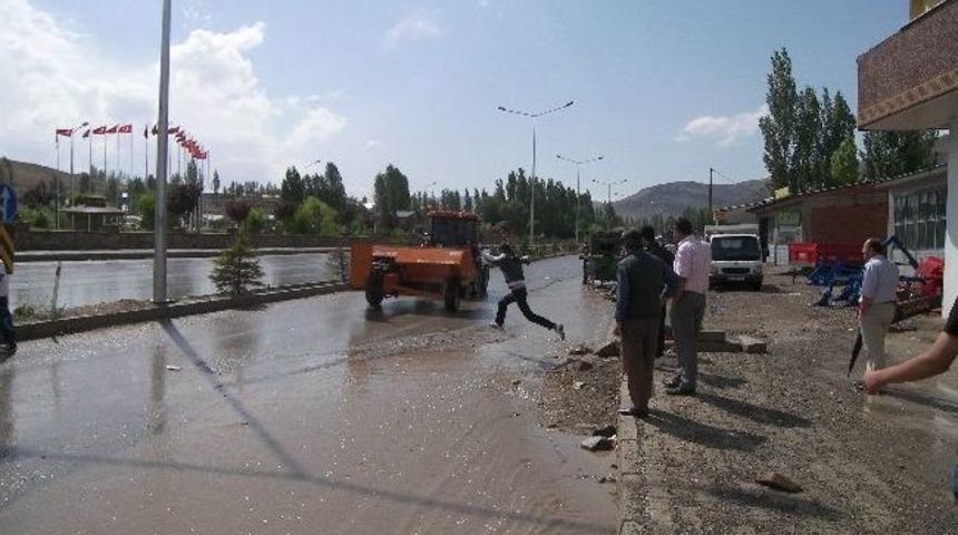 Erzurum'un Narman İl&ccedil;esinde 10 Dakika Etkili Olan Yağmur Sele D&ouml;n&uuml;şt&uuml;