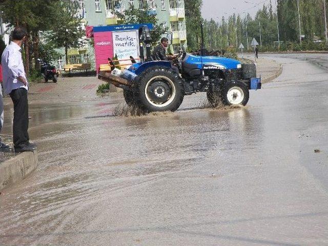 Erzurum un Narman İl&ccedil;esinde 10 Dakika Etkili Olan Yağmur Sele D&ouml;n&uuml;şt&uuml; 1