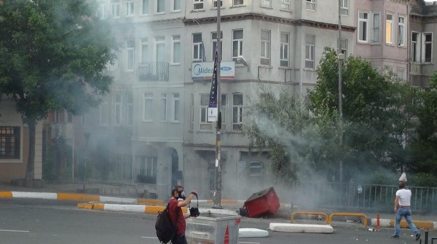Slogan Atarak Yolu Trafiğe Kapatan BDP&rsquo;li Gruba Polis M&uuml;dahale Etti