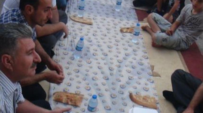 Batmanlılar Yer Sofrasında Iftarını A&ccedil;tı