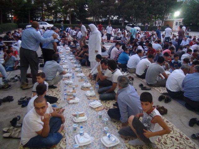 Batmanlılar Yer Sofrasında Iftarını Açtı