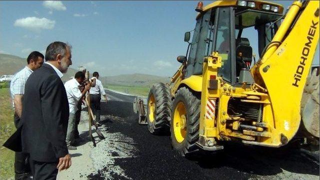 Erciş Belediyesi Grup Köy Yollarının Asfaltlarını Onarıyor