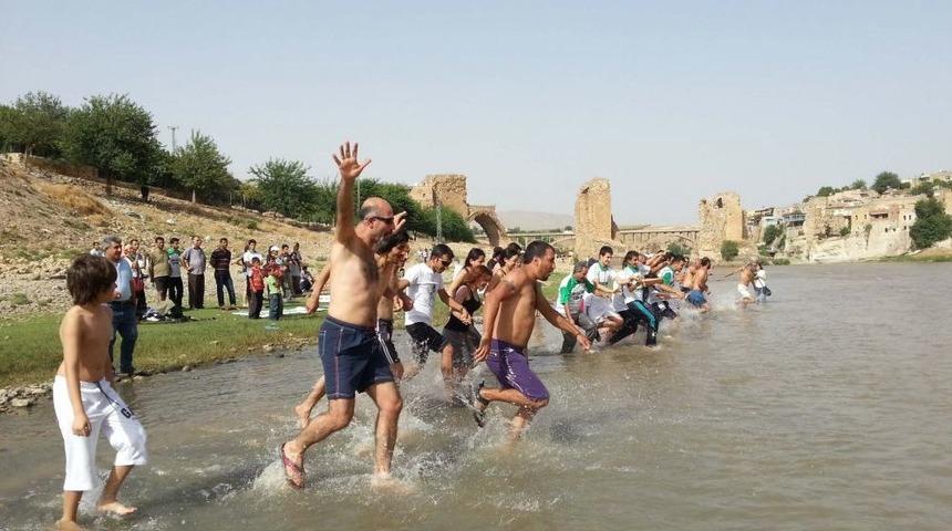 &Ouml;zg&uuml;r Nehirler I&ccedil;in B&uuml;y&uuml;k Atlama