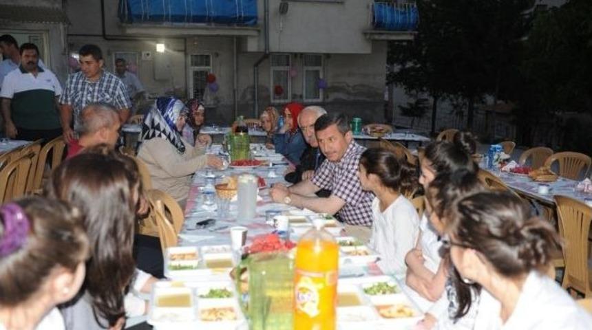 Vali, M&uuml;ft&uuml; Ve Komutan Gurbet&ccedil;i &Ouml;ğrencilerle İftarda Buluştu
