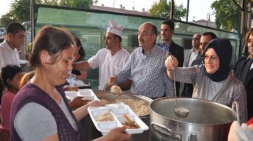 M&uuml;ezzinoğlu, Ramazan &Ccedil;adırında Iftar Yemeği Dağıttı
