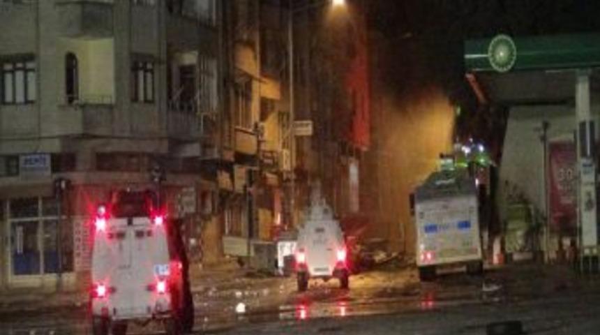 Hatay'daki Eylemler: Ateşe Verilen &Ccedil;ekyatlar &Ccedil;atıdan B&ouml;yle Atıldı