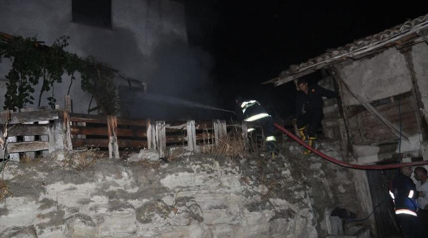 &Ccedil;ankırı'da Yangın: 3 Kişi Yaralandı, 2 Ev Ve Bir Otomobil K&uuml;le D&ouml;nd&uuml;