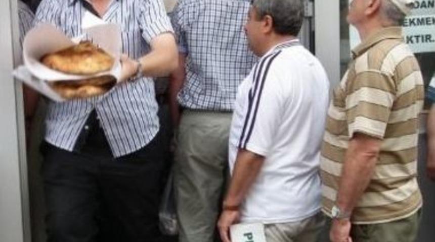 K&uuml;re&rsquo;de Geleneksel Sıcak Pide Kuyruğu