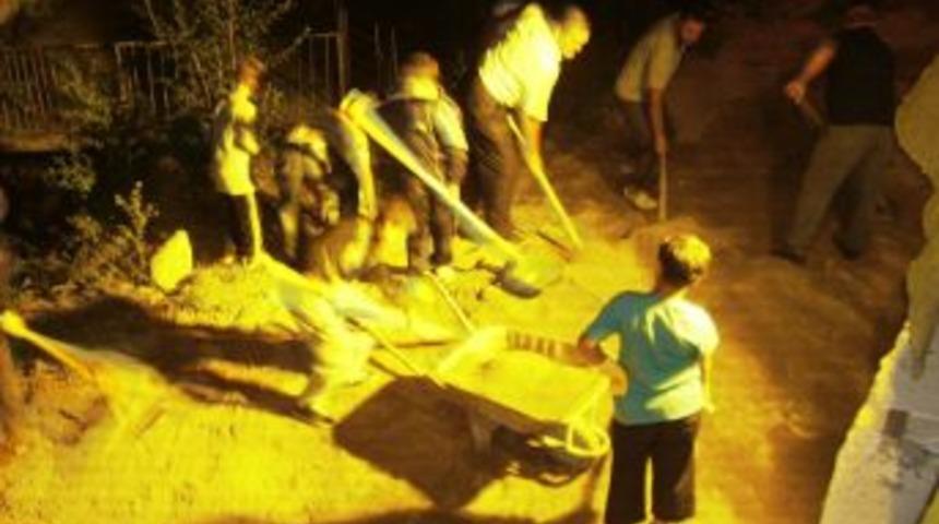 Gece Yarısı K&ouml;y halkı Parke taşı d&ouml;ş&uuml;yor