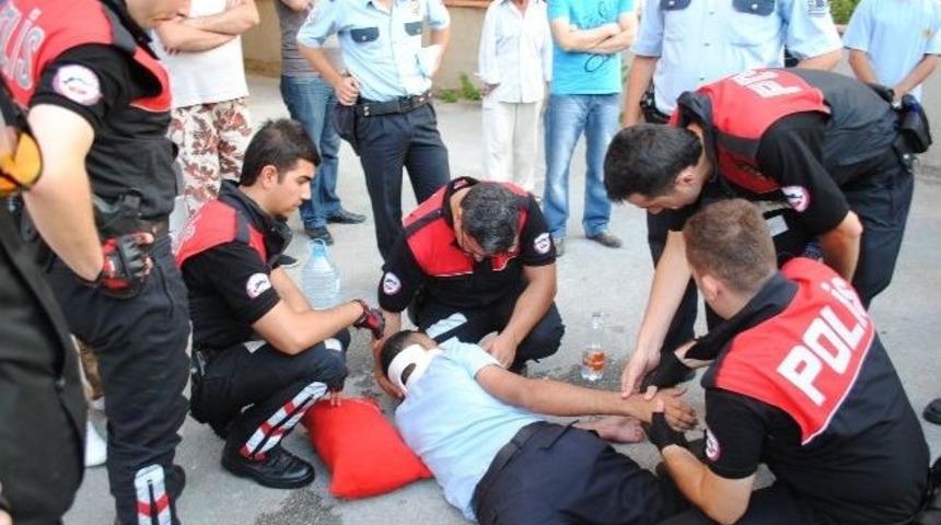 Polis Aracı Park Halindeki Aracın &Uuml;zerine U&ccedil;tu