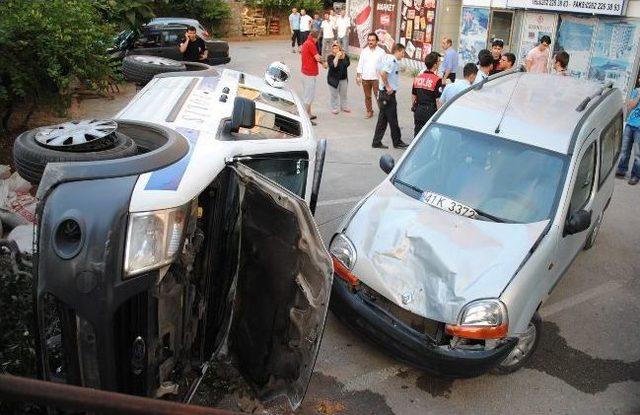 Polis Aracı Park Halindeki Aracın Üzerine Uçtu