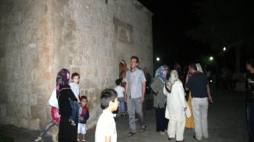 Kilis&rsquo;te Ramazan Ayında T&uuml;rbelere Ziyaret&ccedil;i Akını