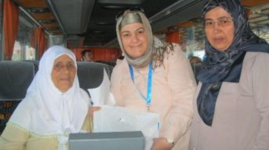 İzmit Belediyesi Umreye Uğurladı