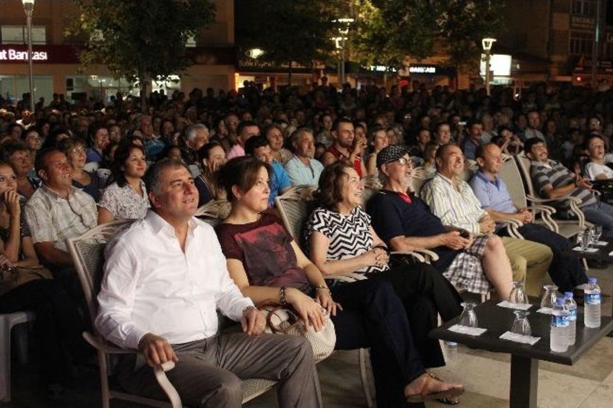 Uygur Kardeşler Urla'yı Kahkahaya Boğdu