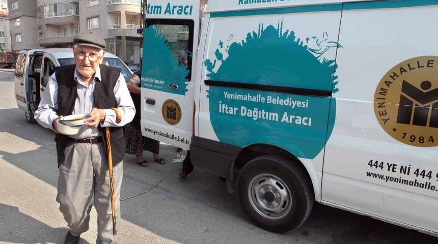 Mobil Iftar Aracı Evlere Yemek Dağıtıyor