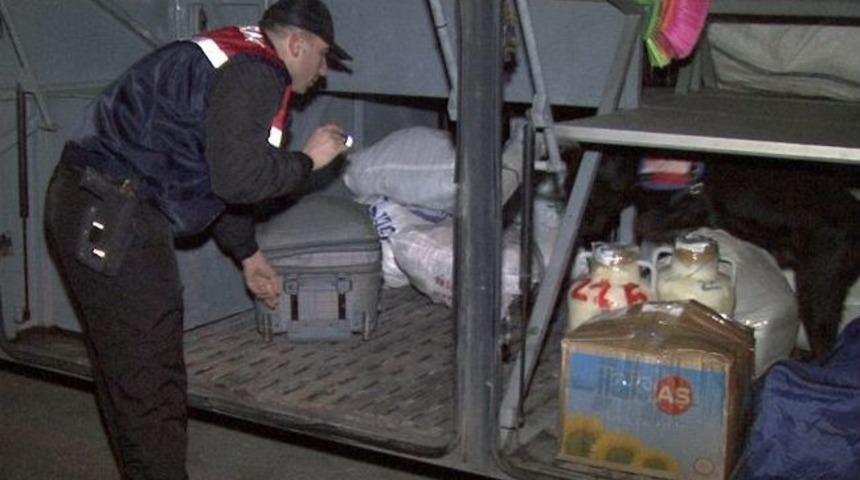 Otob&uuml;slerin Bagajından 3 Bin Paket Ka&ccedil;ak Sigara &Ccedil;ıktı