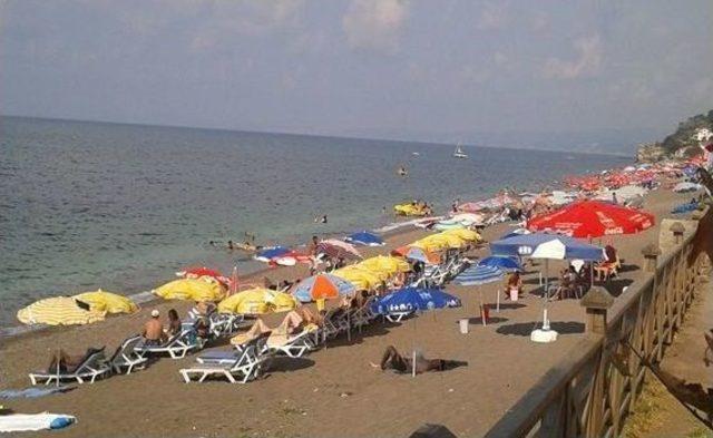 Ak&ccedil;akoca da Plajlara Akın Edildi 1