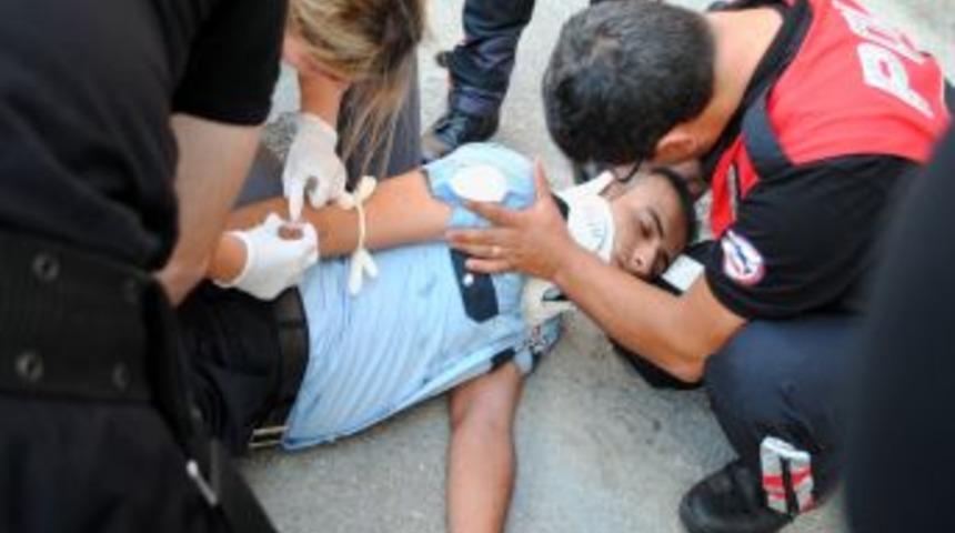 Polis Otosu, Park Halindeki Aracın &Uuml;zerine U&ccedil;tu: 2 Yaralı