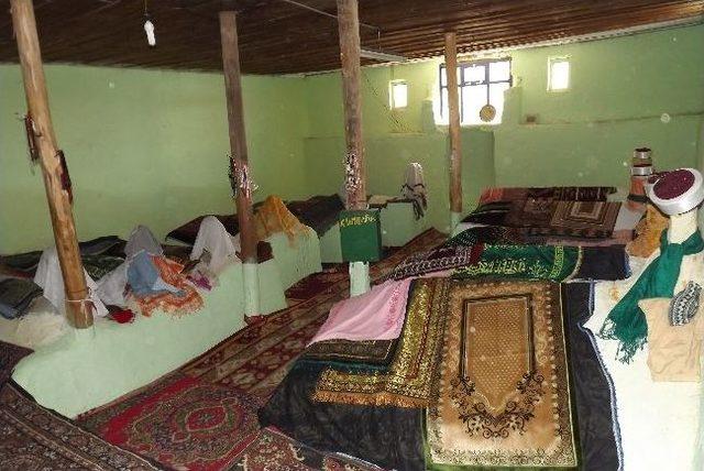 Şifa Arayanlardan Azizdede T&uuml;rbesine B&uuml;y&uuml;k Rağbet 1