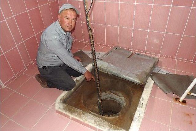 Şifa Arayanlardan Azizdede T&uuml;rbesine B&uuml;y&uuml;k Rağbet 2