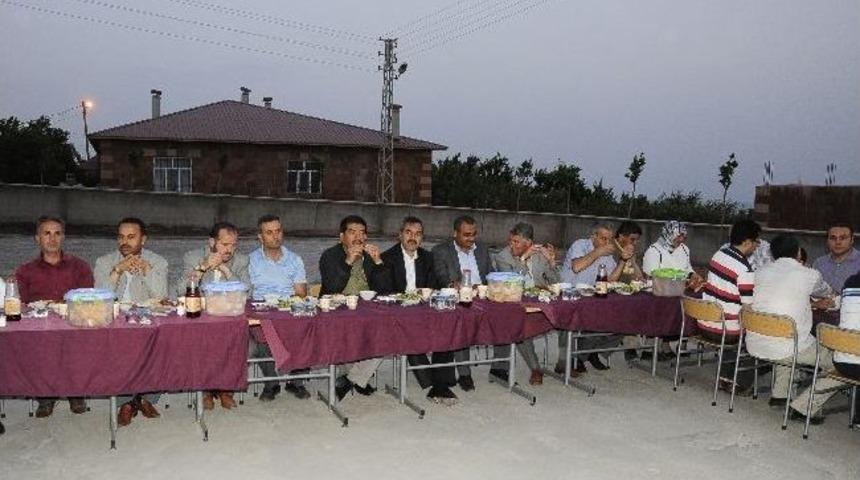 Ahenk Ve Ahed'den İftar Yemeği