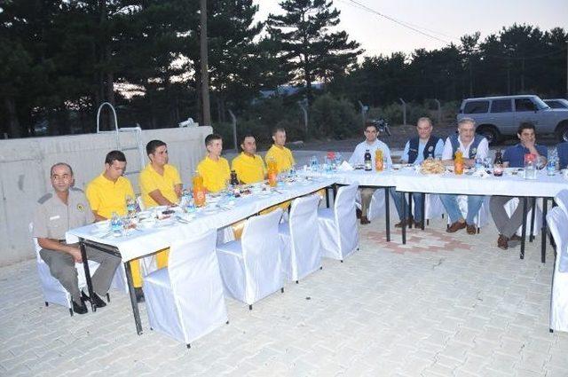 Yangın Savaş&ccedil;ılarına İftar 1