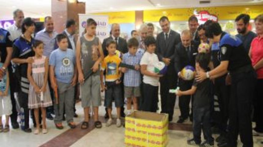 Umutların &Ouml;lmemesi I&ccedil;in 'Oyuncak Silahını Getir, Kitabını G&ouml;t&uuml;r' Kampanyası