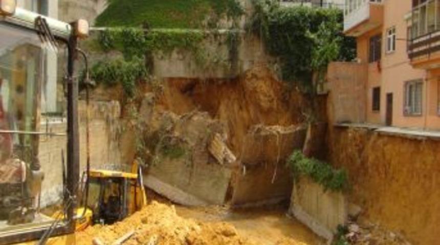 İstinat Duvarı &Ccedil;&ouml;kt&uuml;, 2 Iş&ccedil;i Yaralandı