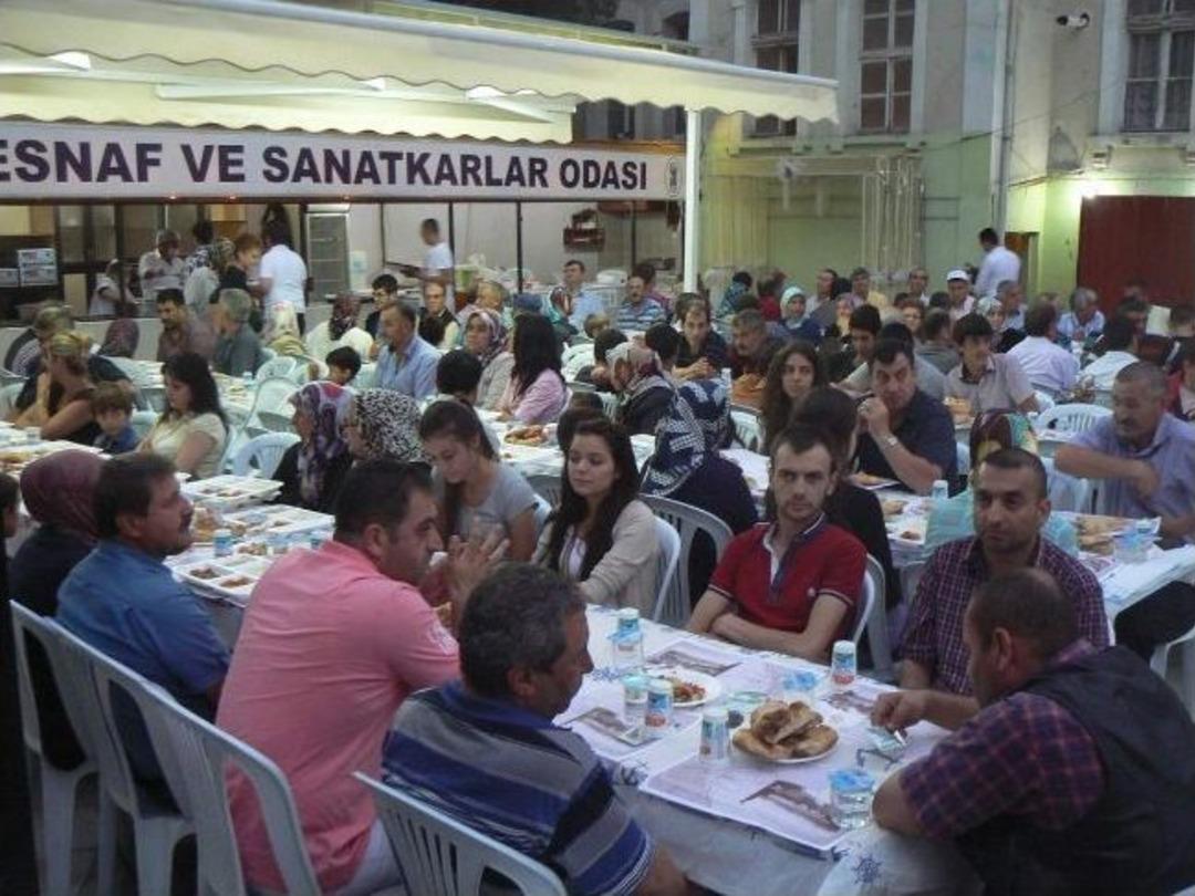 Boz&uuml;y&uuml;k Esnaf Ve Sanatkarlar Odası'ndan İftar Yemeği