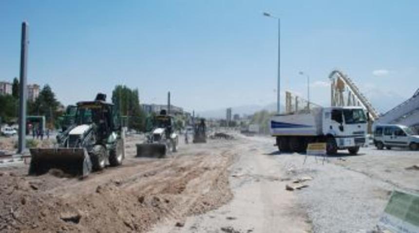 Belediyenin Yol &Ccedil;alışması Sahura Kadar S&uuml;r&uuml;yor